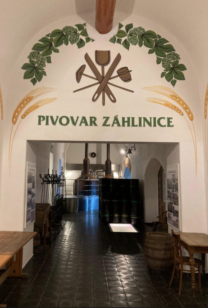 Vstupní portál Pivovaru Záhlinice s malovaným chmelovým motivem