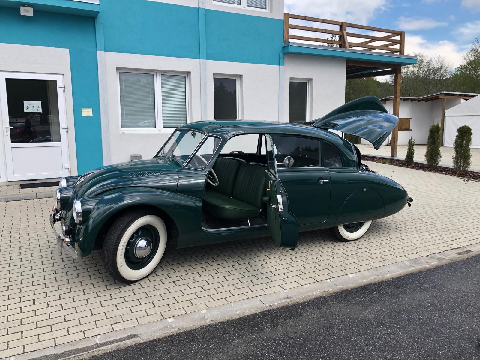 Historická Tatra 87 s otevřenými dveřmi